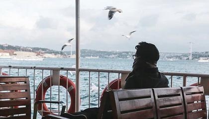 剧组“暧昧”迷雾：是真情流露还是炒作噱头？